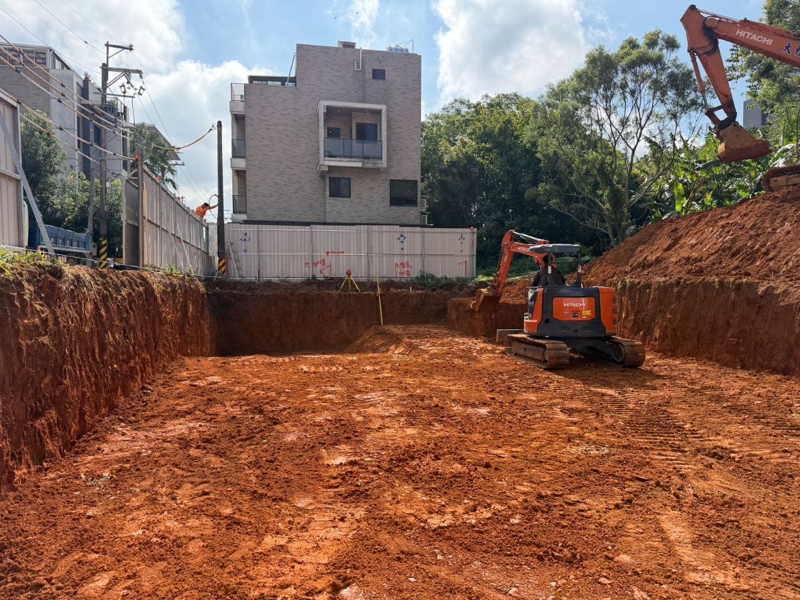 天丞晶綻-健行段 (基礎開挖整地 2025/12/23)